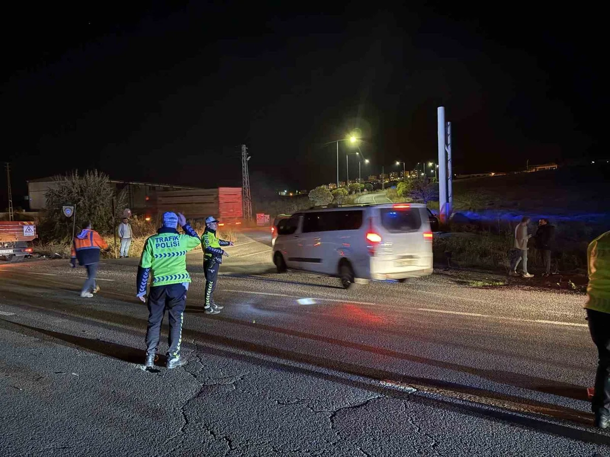 Kayseri İncesu'da iki otomobil çarpıştı, 3 kişi hayatını kaybetti, 1 kişi yaralandı