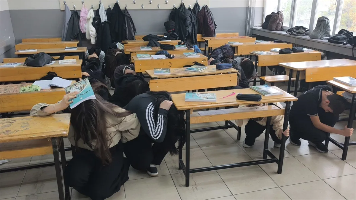 Kütahya'da deprem tatbikatında okulda mahsur kalan yaralılar kurtarıldı