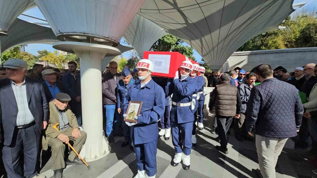 Kayseri'de 73 yaşındaki Kıbrıs gazisi askeri törenle toprağa verildi