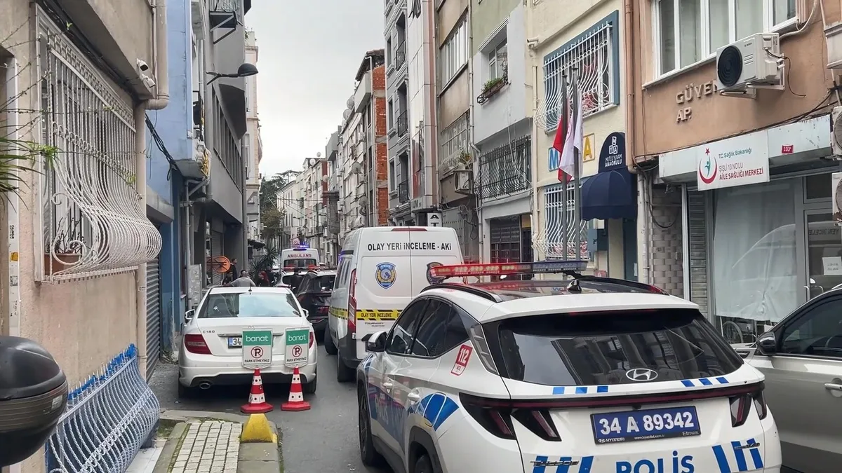 Şişli'de yan binanın çatısına geçen kadın iddiaya göre tenteye basınca düşerek öldü
