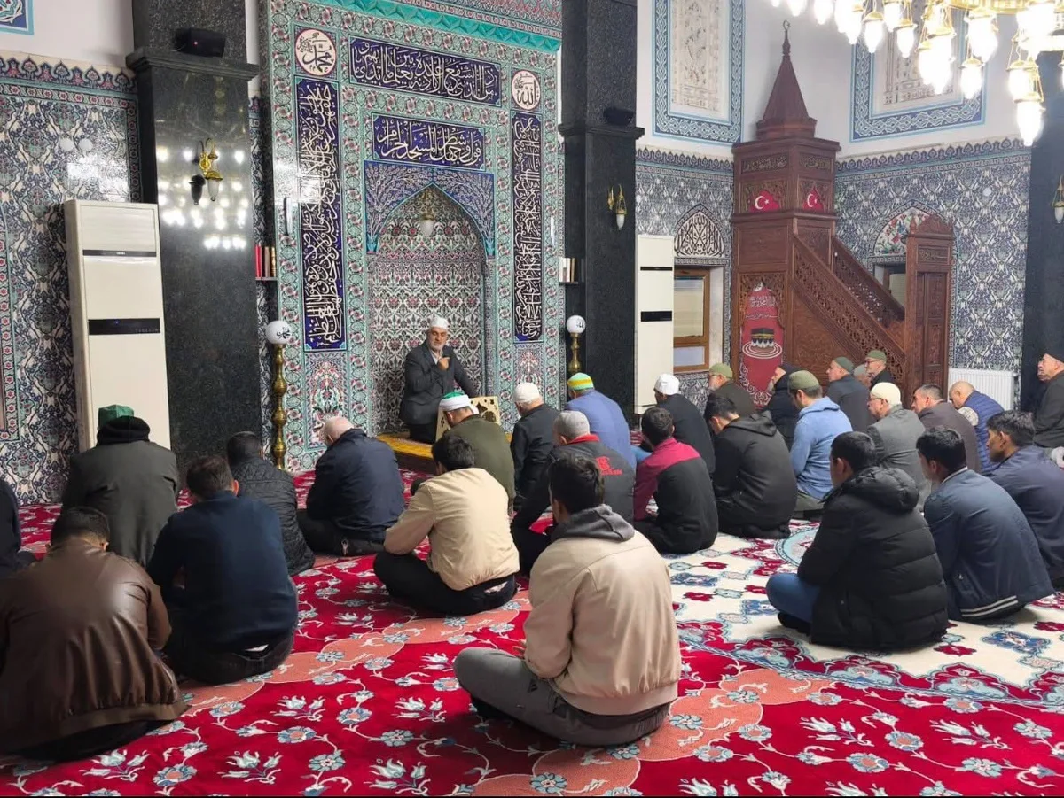 Eskişehir Sivrihisar'da Cuma sabah namazı buluşmasına yoğun ilgi gösterildi