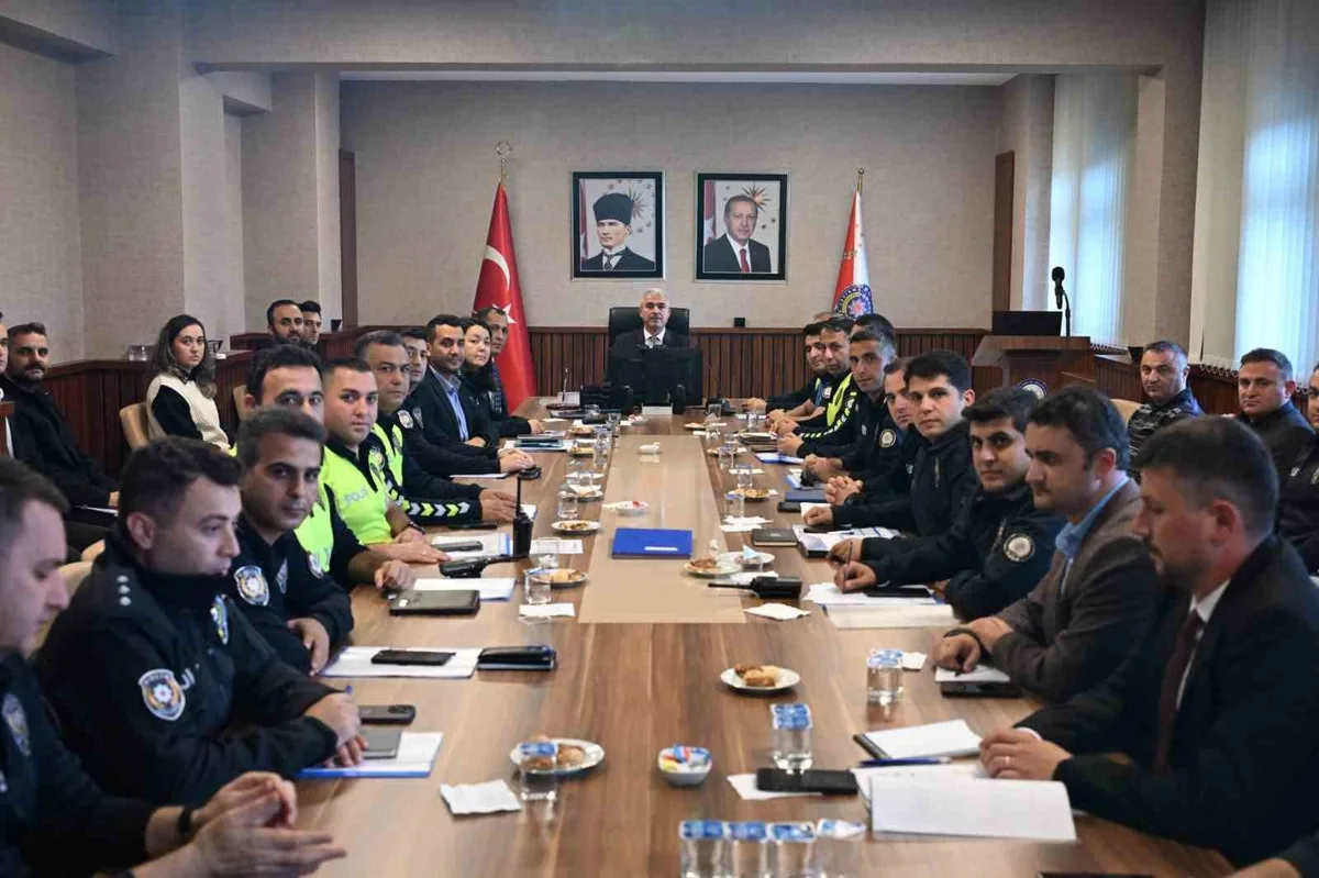 Düzce Emniyet Müdürlüğünde İbrahim Ergüder başkanlığında asayiş toplantısı yapıldı