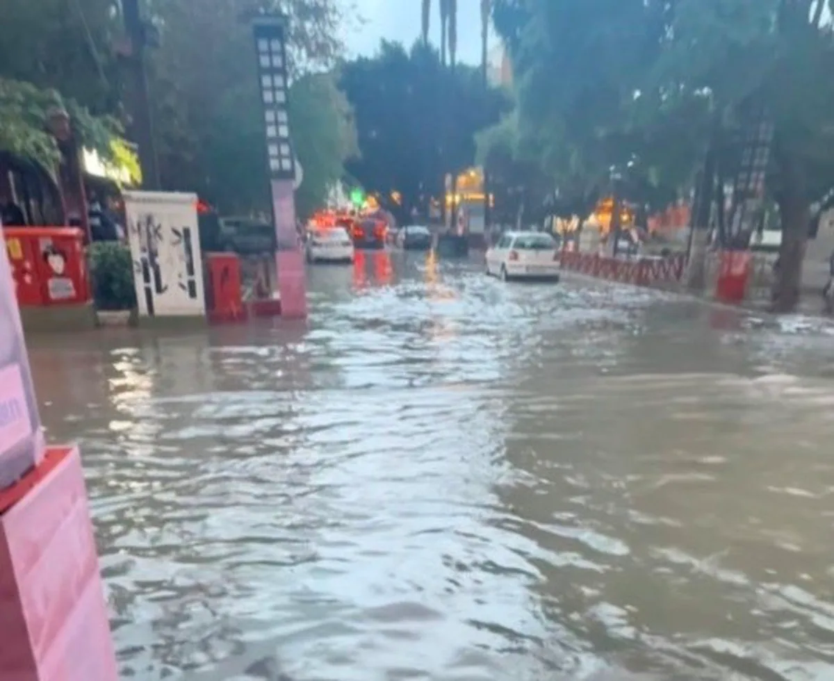 Mersin'de akşam 1 saat süren sağanak su taşkınına yol açtı, trafik aksadı.