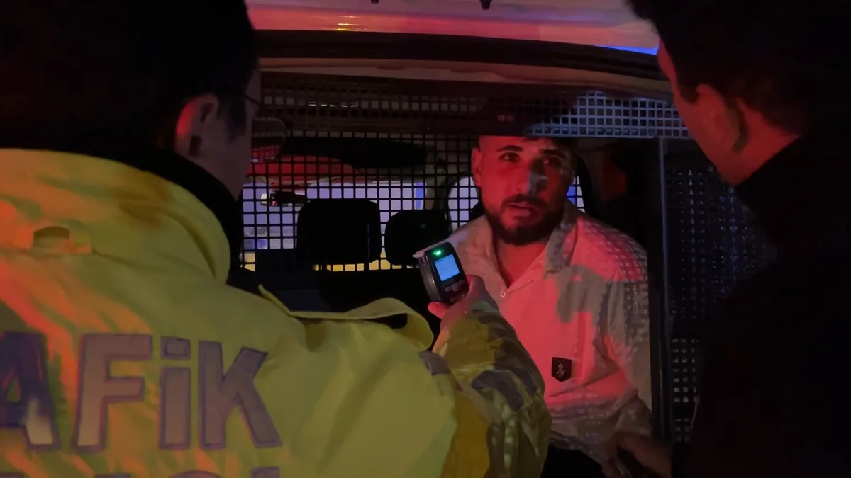 Bursa'da polisten kaçarken lambaya çarpan alkollü sürücüye 420 bin lira ceza kesildi