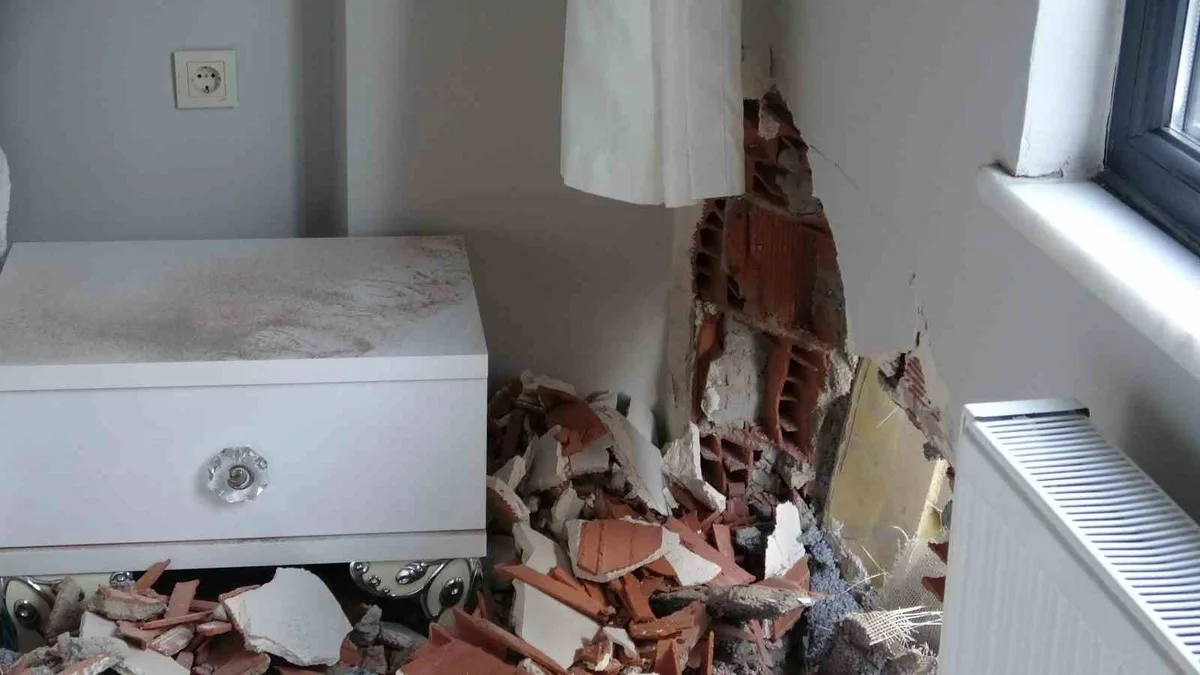 Pendik'te hafriyat kamyonu fren sorunu iddiasıyla binaya çarptı, sürücü yaralandı.