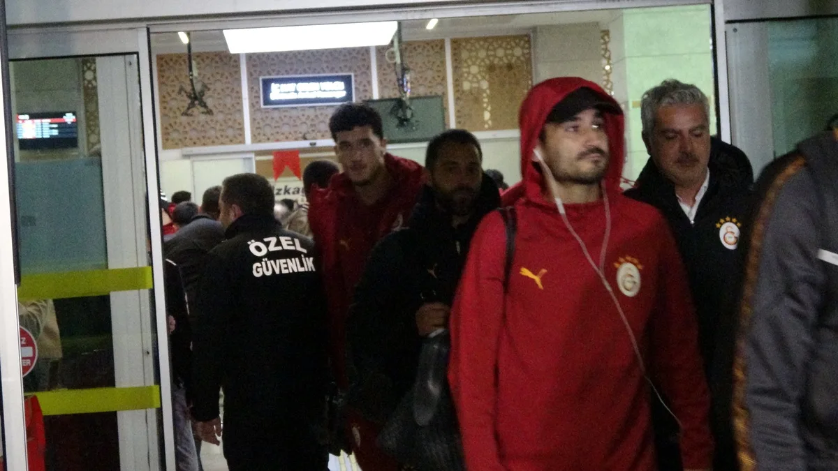 Galatasaray kafilesi Konyaspor maçı için Konya'da taraftarın ilgisiyle karşılandı