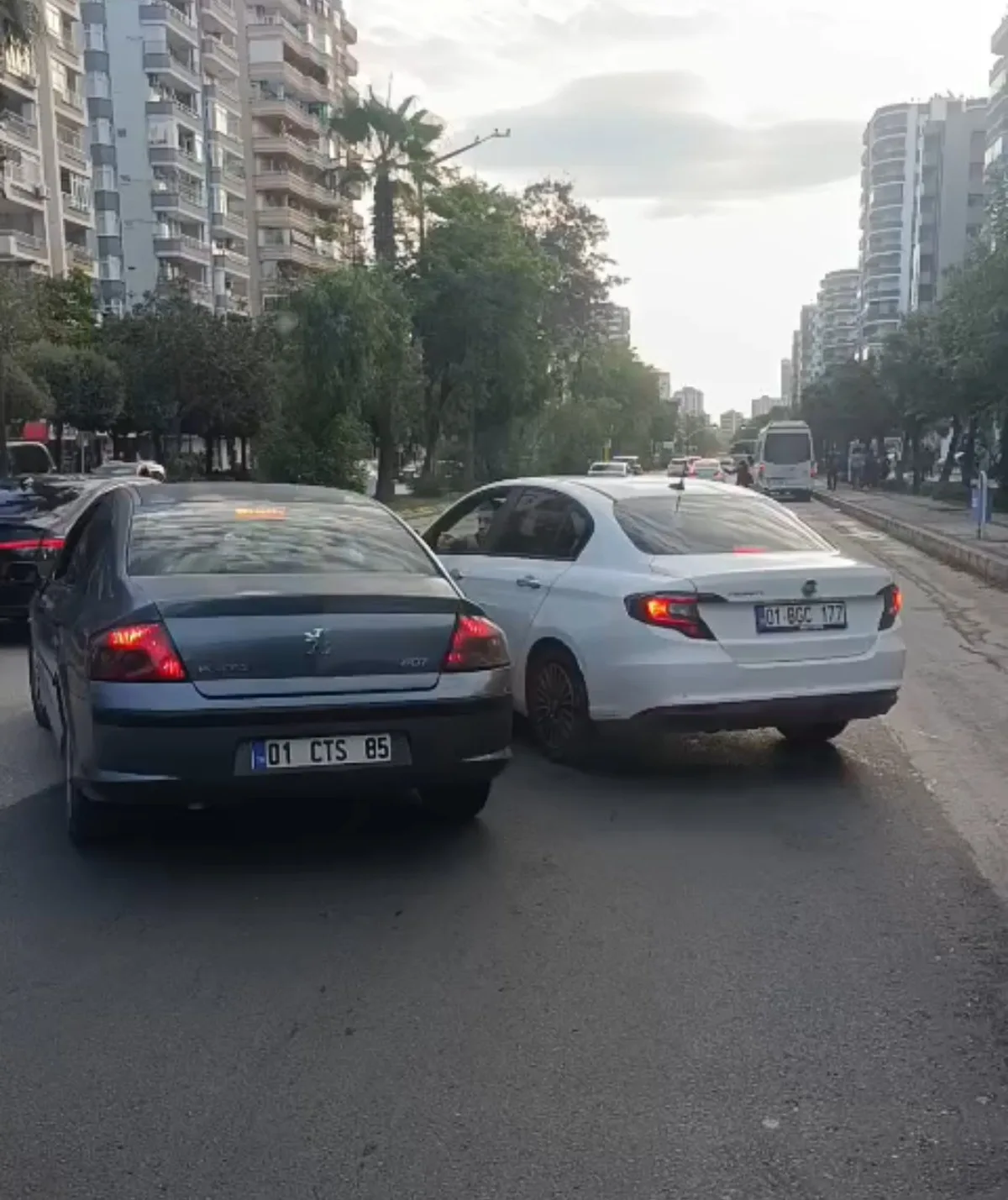 Adana'da iki sürücü, 180 bin lira ceza nedeniyle araçtan inmeden tartıştı