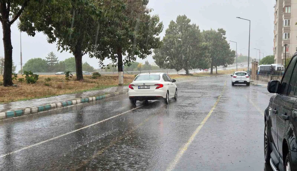 Tekirdağ Süleymanpaşa'da sağanak, günlük yaşamı ve trafiği olumsuz etkiledi