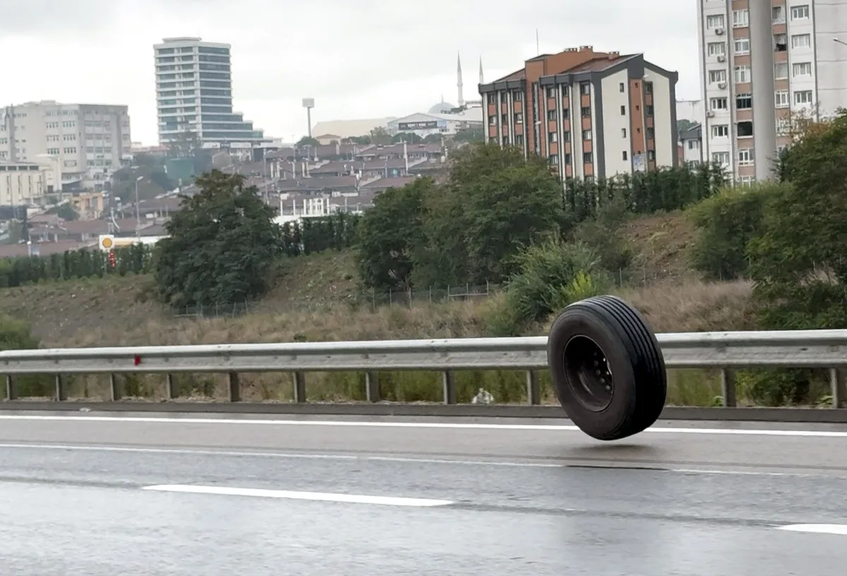 Başakşehir'de TIR'dan kopan lastik Kuzey Marmara Otoyolu'nda metrelerce yuvarlandı