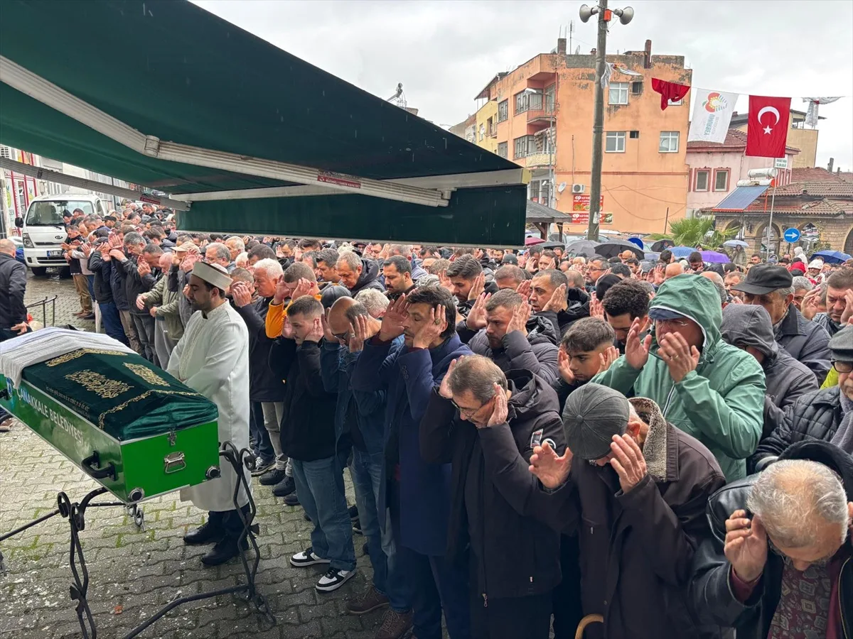 Çanakkale'de aydınlatma direğine çarpan otomobilde ölen 2 kişi toprağa verildi