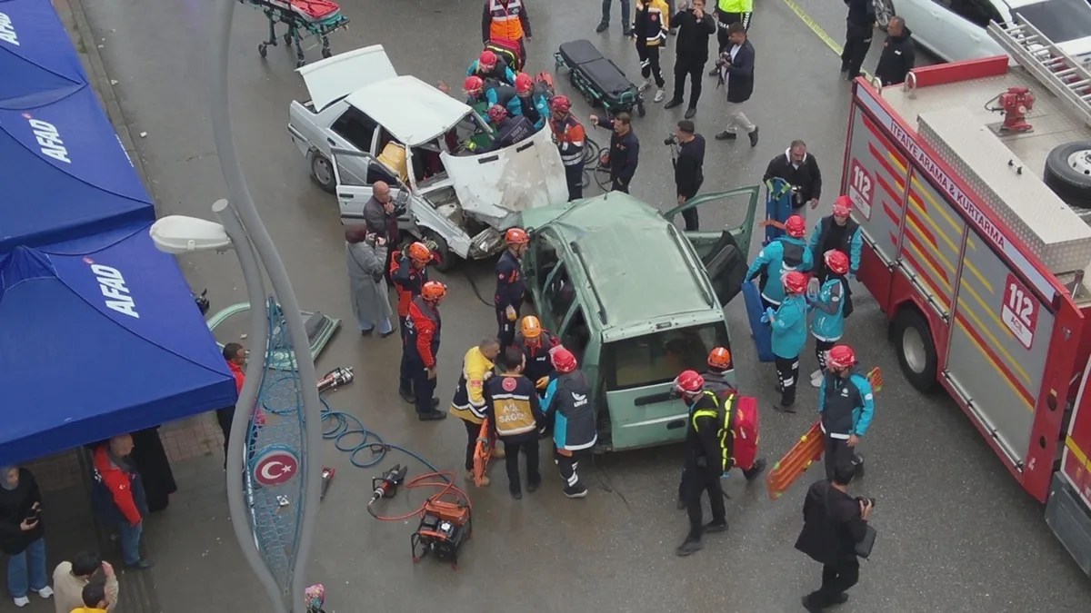 Muş'ta düzenlenen trafik kazası tatbikatında 20 araç ve 100 personel görev aldı