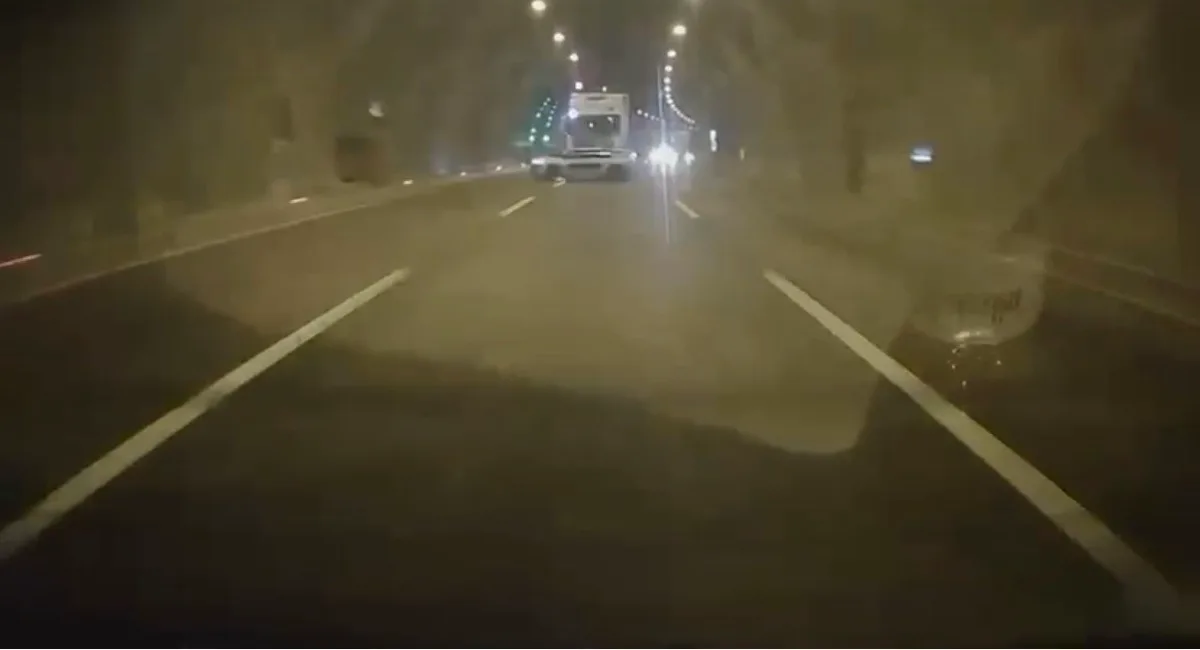Bolu Dağı Tüneli'nde tırın çarpıp kaçtığı kazada 4 kişi yaralandı, anlar kameraya yansıdı