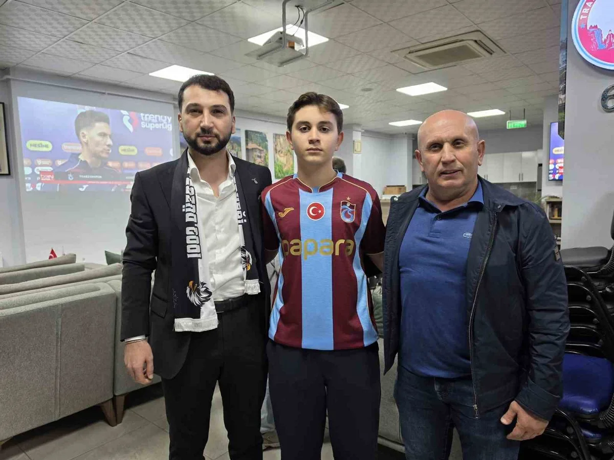 Düzce'de iki takım taraftarı, Trabzonspor-Beşiktaş maçını aynı dernekte izledi