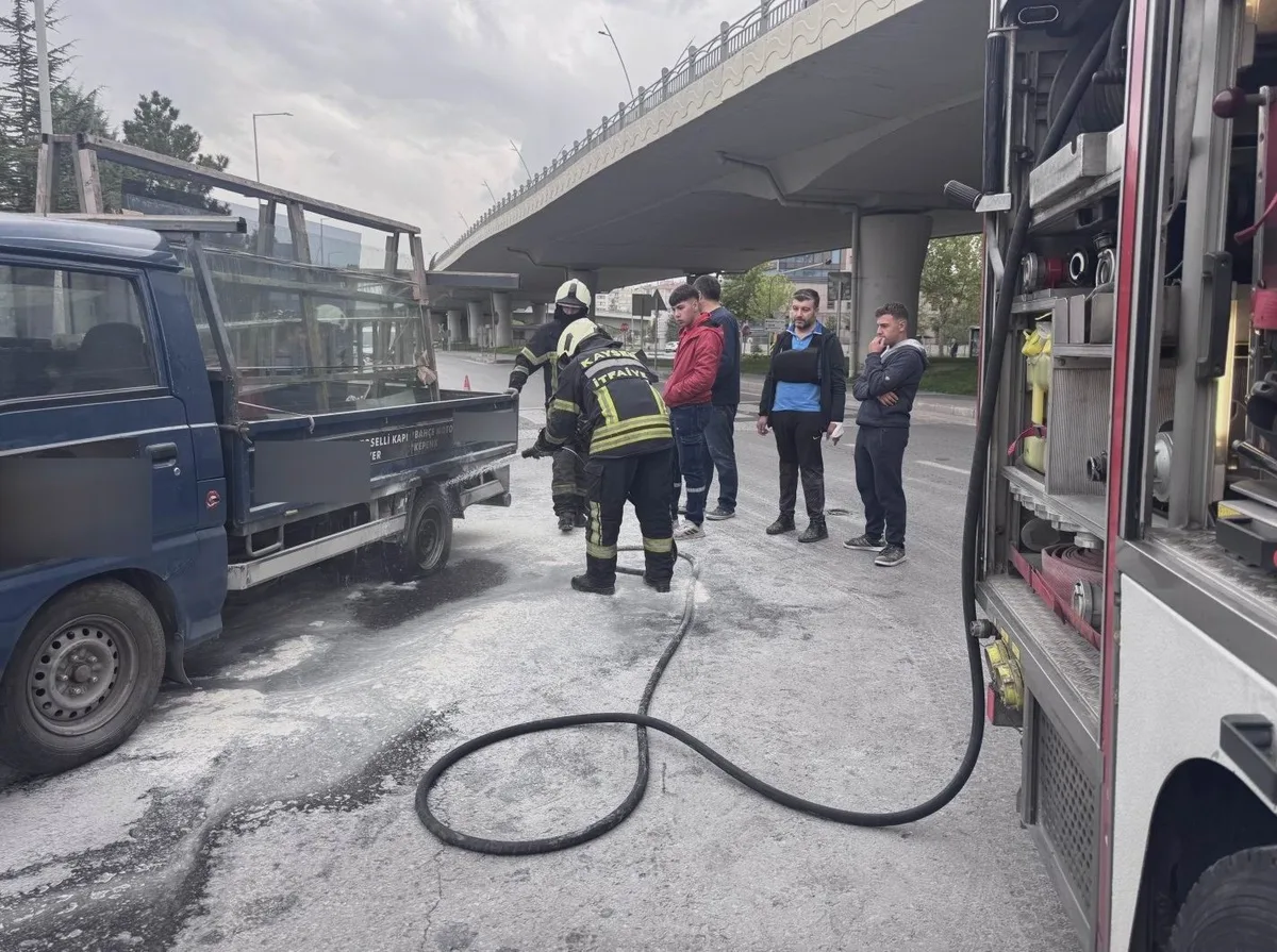 Kayseri Kocasinan'da kamyonetin yanan lastiğini itfaiye söndürdü