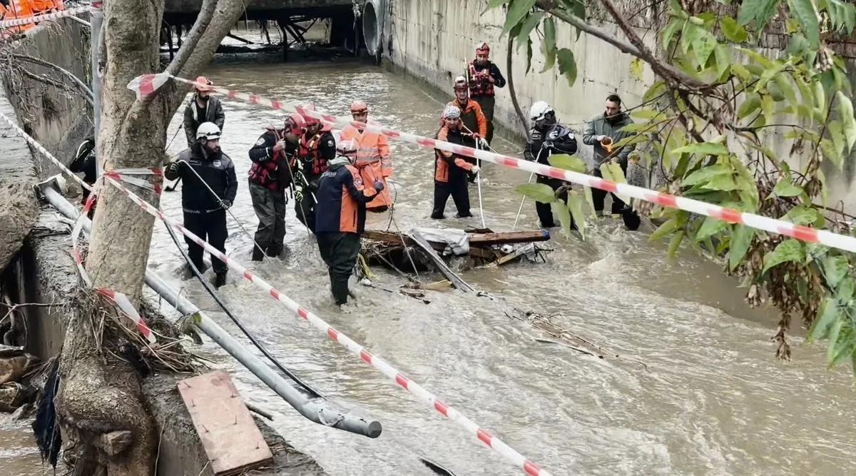 İstanbul Sarıyer'de AFAD ve polis, derede kaybolan 3 kişiyi arıyor