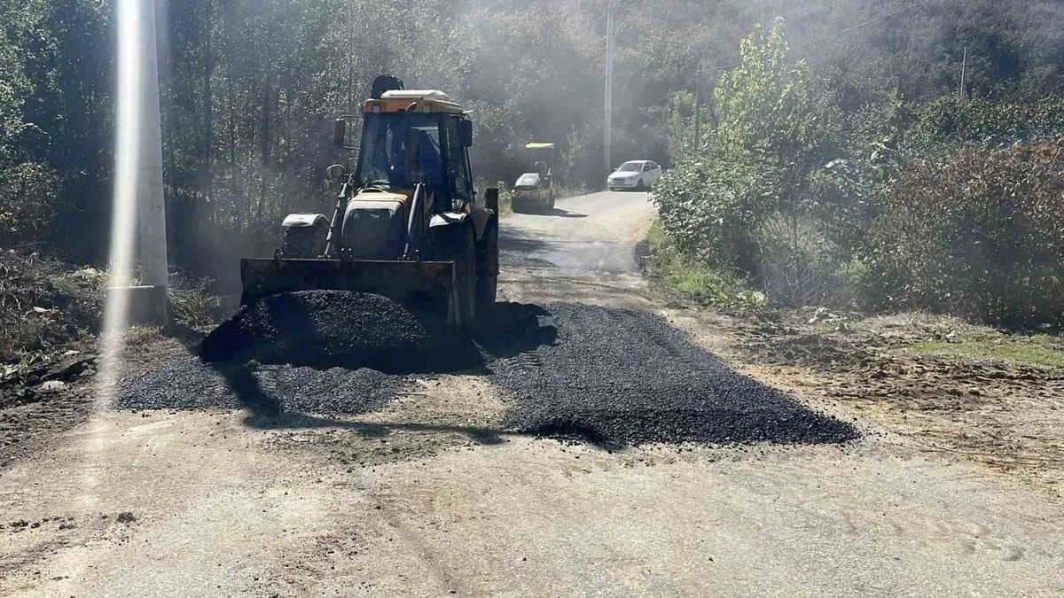 Düzce İl Özel İdaresi, Akçakoca'da Uğurlu-Hasançavuş yolunda asfalt yama yapıyor