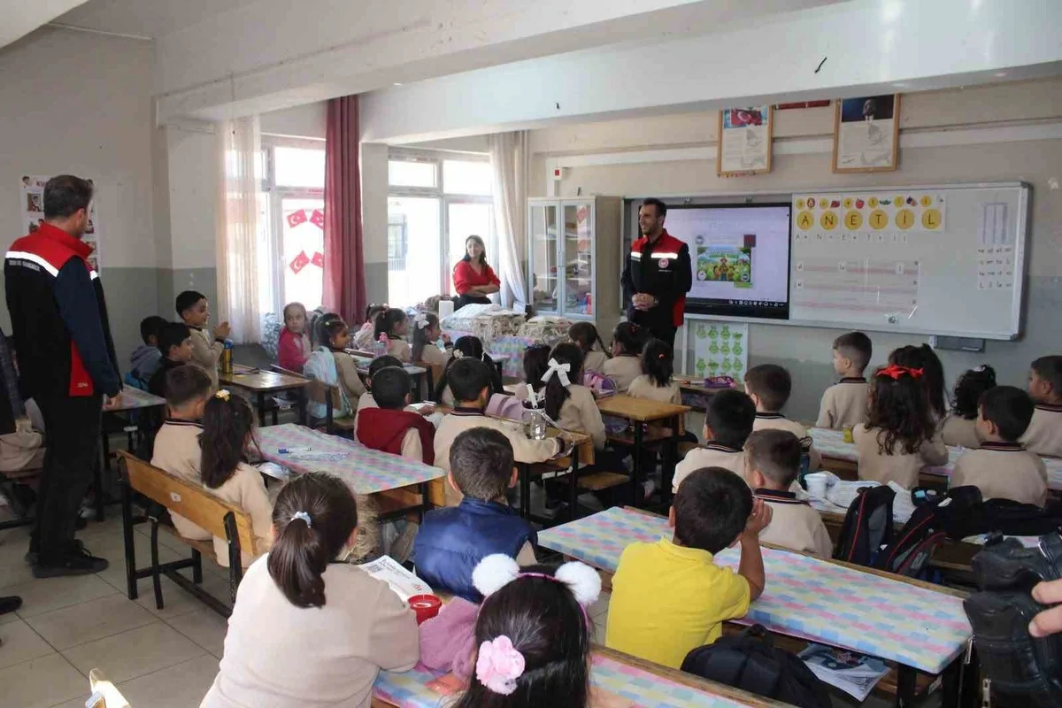 Erzincan'da Mamahatun 17 Şubat İlkokulunda öğrencilere organik tarım eğitimi verildi