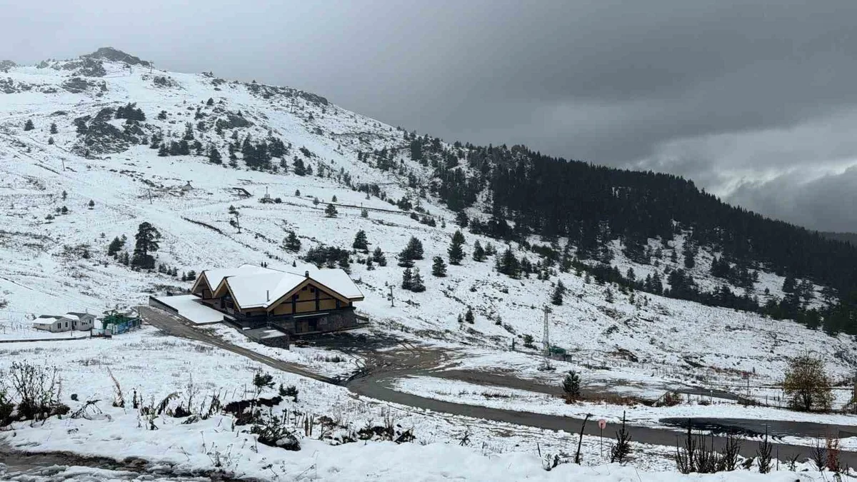 Kartalkaya'da kar aralıklarla sürüyor, pistler beyaz örtüyle kaplandı