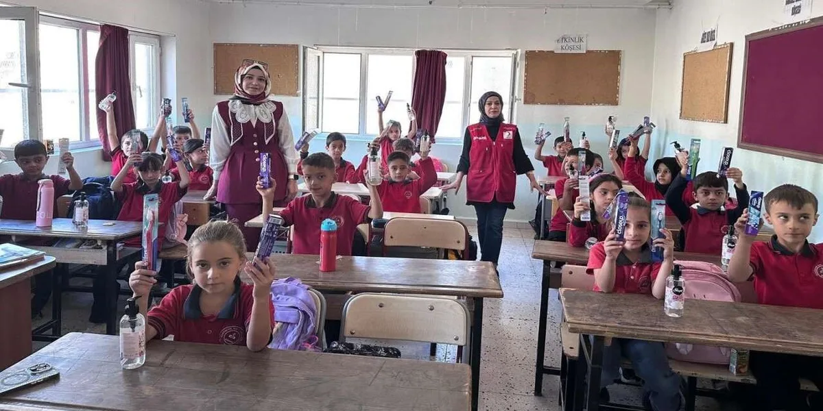 Kızılay ve Engelsiz Şırnak, Balveren'de öğrencilere hijyen seti dağıttı
