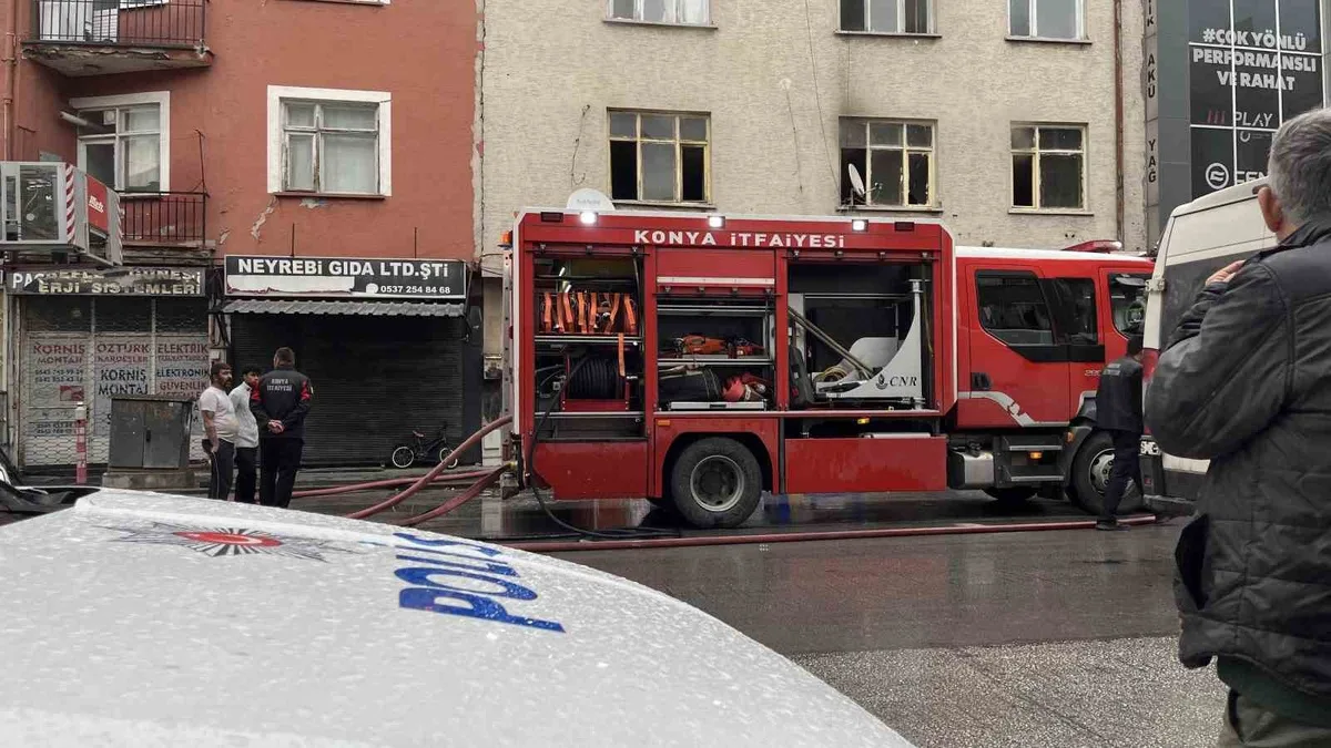 Konya Karatay'da 3 katlı binanın birinci katında çıkan yangın söndürüldü
