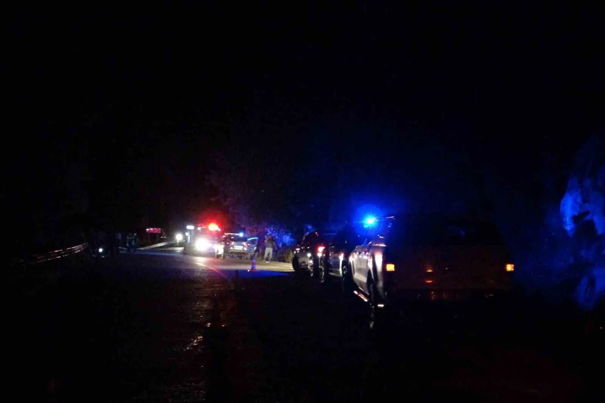 Antalya Konyaaltı'da uçuruma yuvarlanan araçta 2 kişi öldü, 4 kişi yaralandı