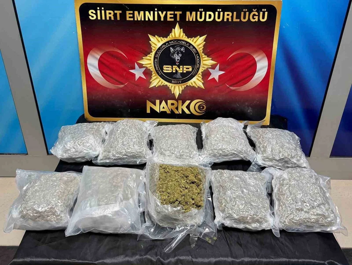 Siirt'te polis bir aracı durdurdu, 5 kilo 600 gram skunk ele geçirildi