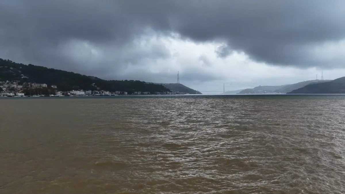 İstanbul Boğazı'nda sağanak sonrası deniz 200 metrelik alanda kahverengiye döndü
