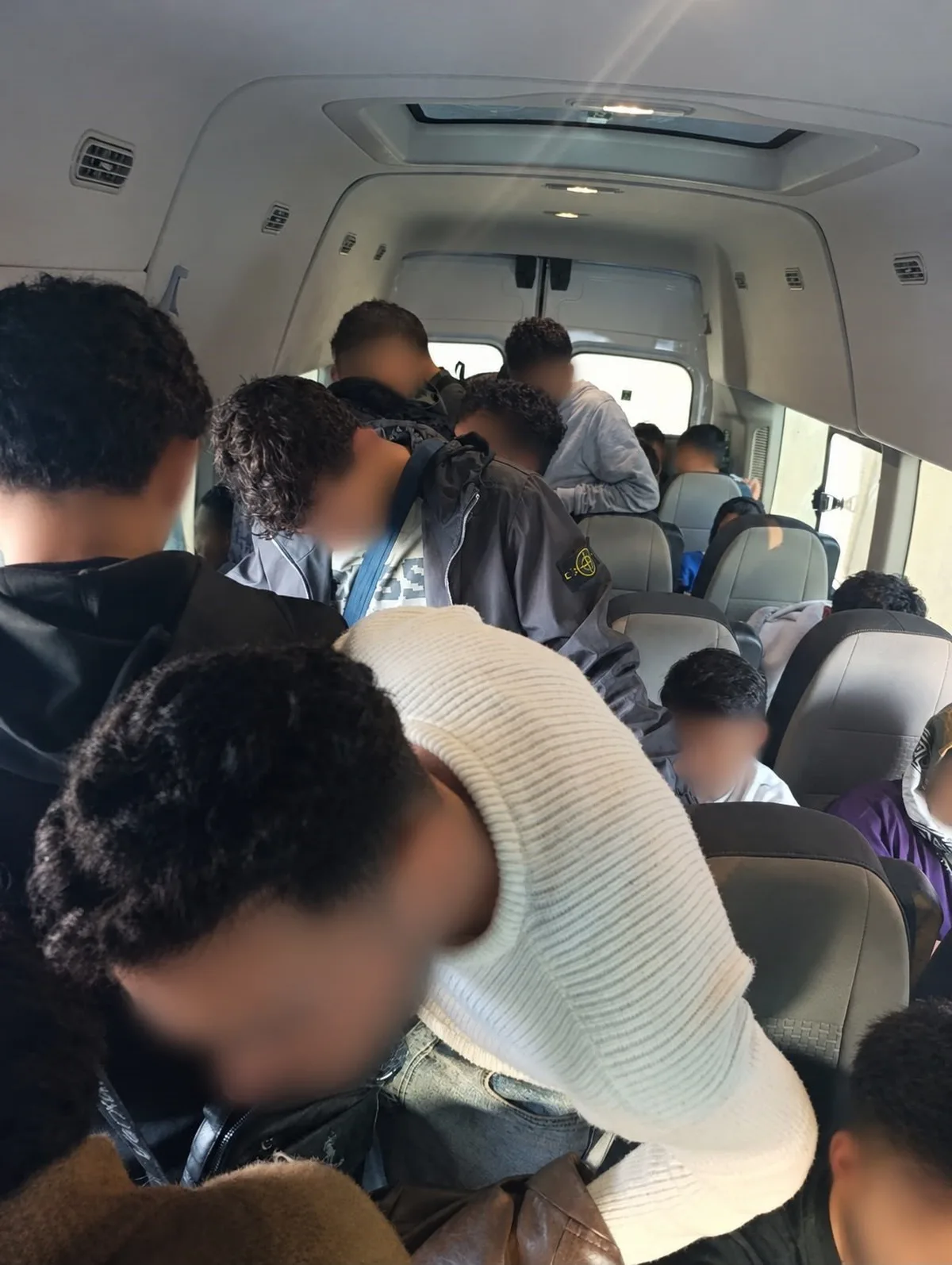 İzmir Urla'da jandarmanın durdurduğu araçta 34 düzensiz göçmen yakalandı