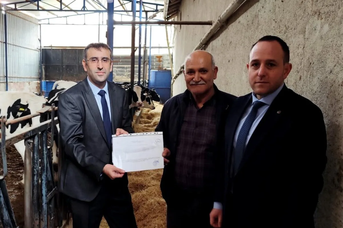 Uşak Ulubey'de iki üreticiye hastalıktan ari işletme belgesi verildi