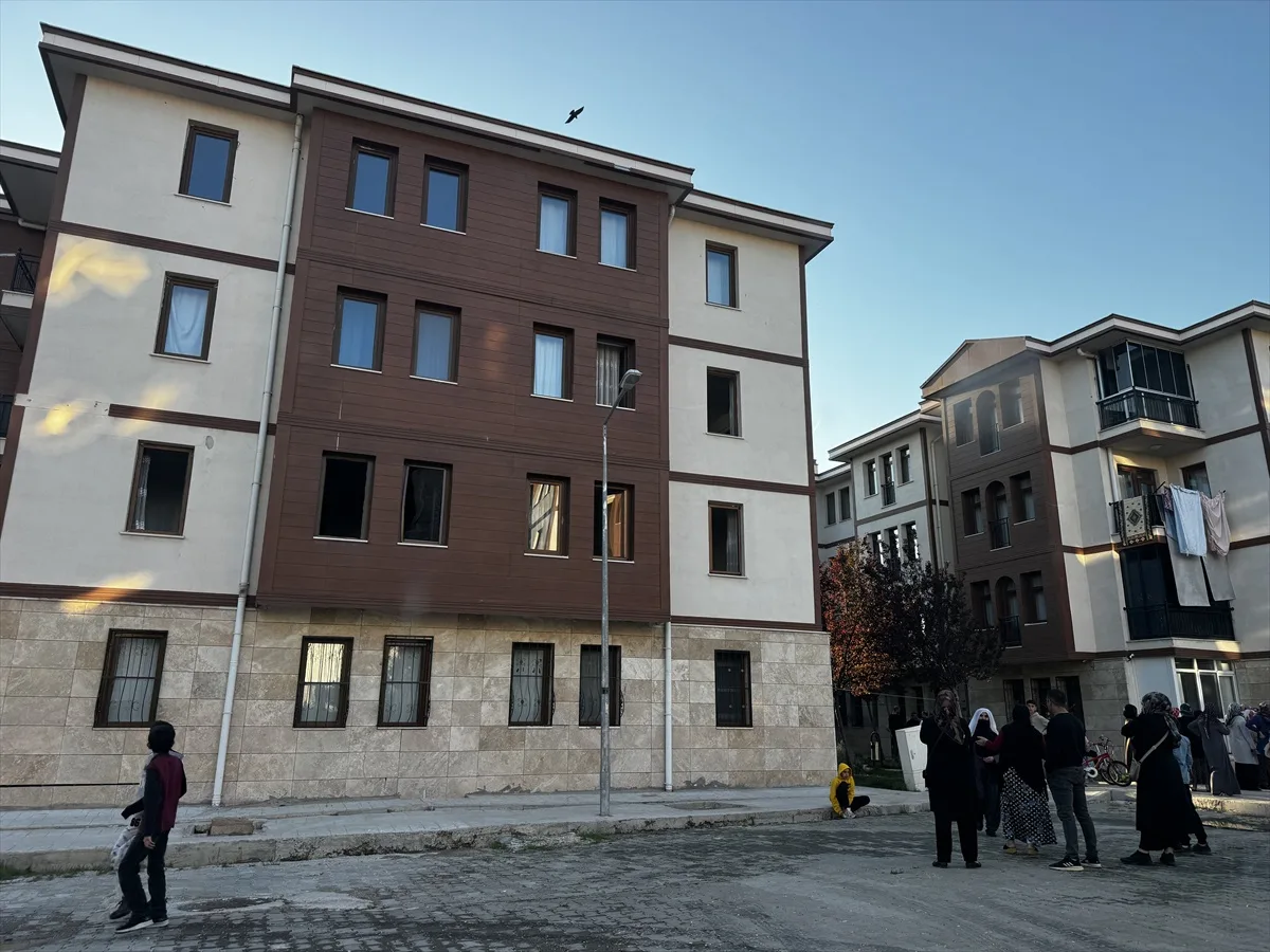 Elazığ'ın Karşıyaka Mahallesi'nde 4 katlı apartmanın ikinci katında yangın çıktı