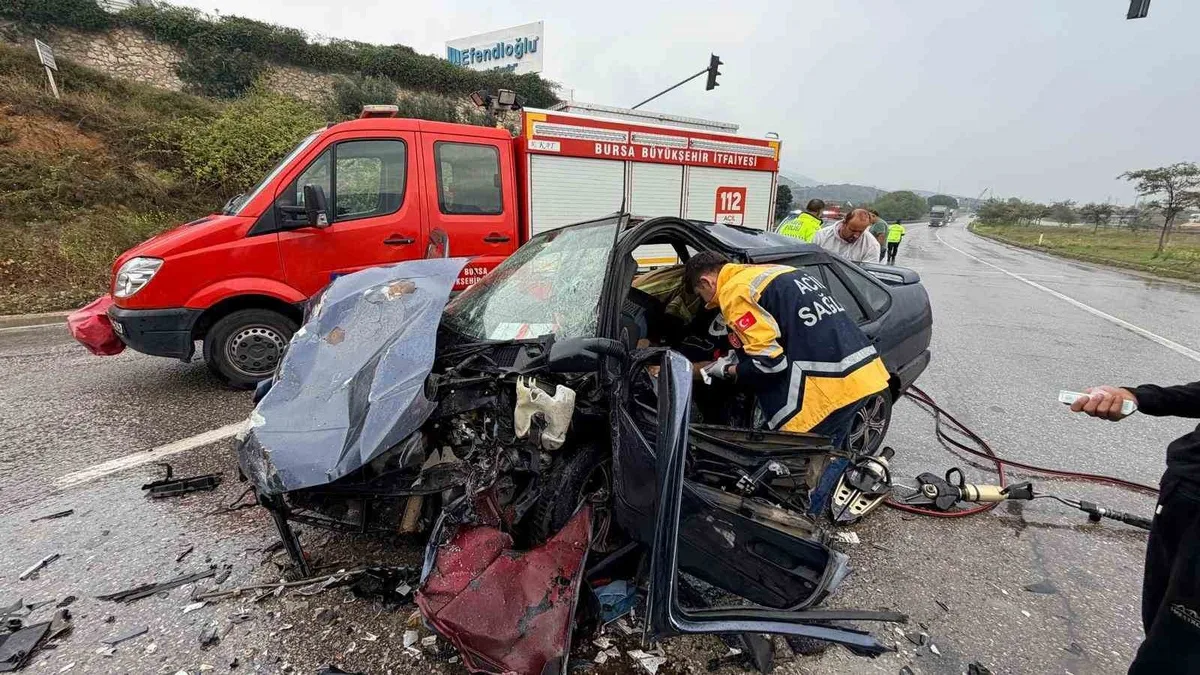 Bursa-Yalova kara yolunda kazada otomobil sürücüsü ve 13 yaşındaki çocuk yaralandı