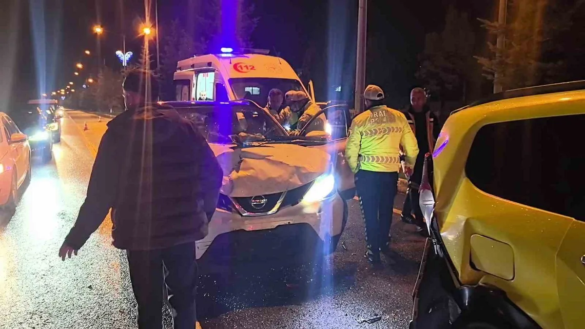 Erzurum'da Farabi Bulvarı'nda 4 aracın karıştığı kazada 1 kişi yaralandı