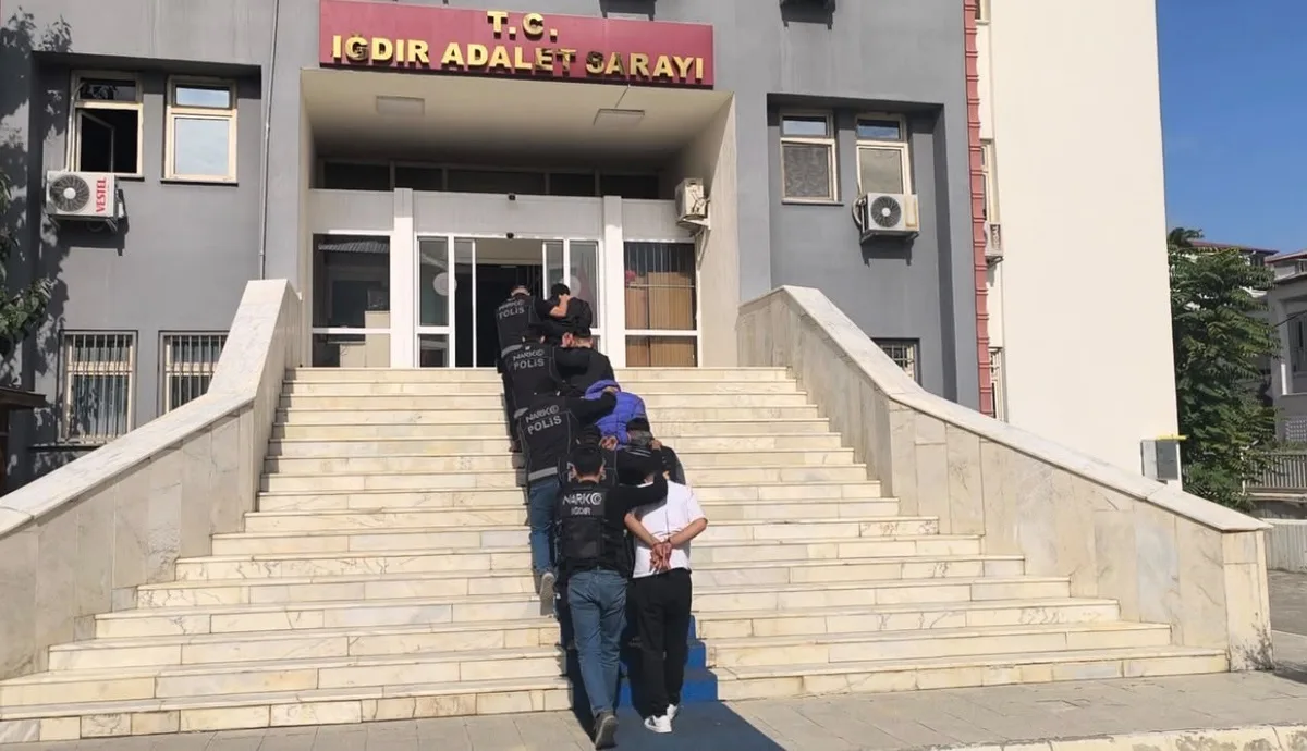 Iğdır'da otobüsle uyuşturucu taşıyan 5 şüpheli tutuklandı, 592 gram ele geçirildi