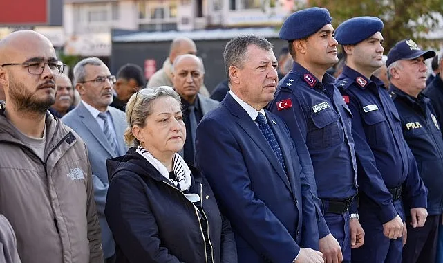 Muhtarlar Günü çelenk sunma töreni Cumhuriyet Meydanı'nda gerçekleşti