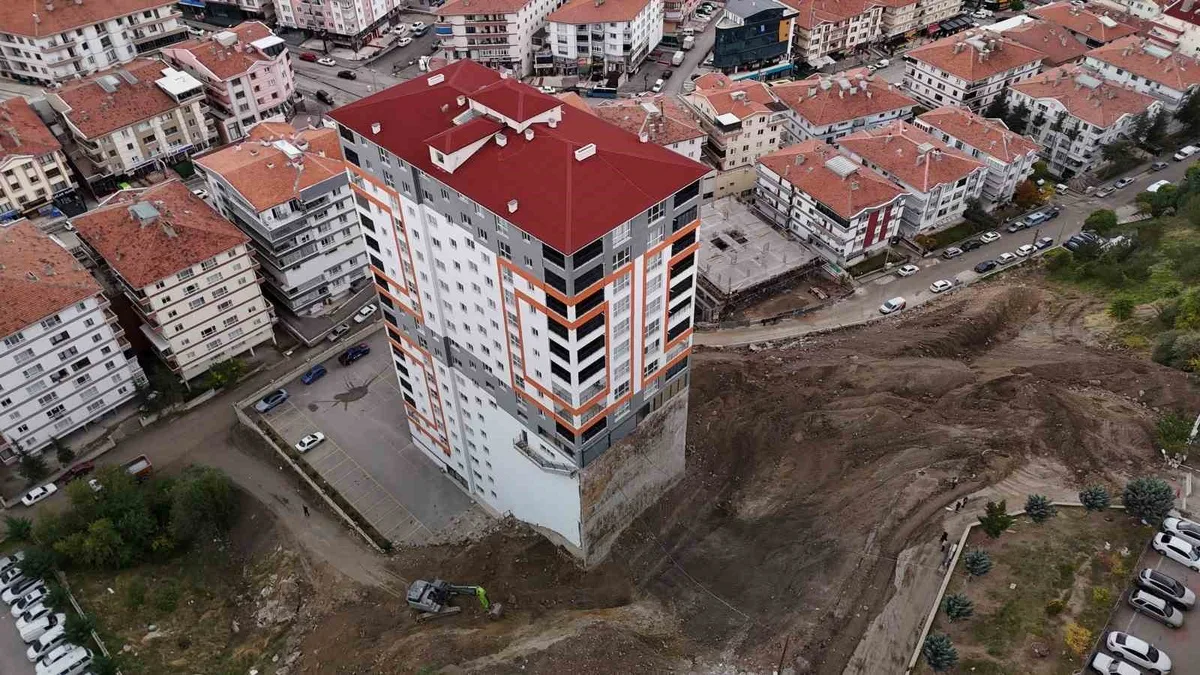 Ankara Mamak'ta toprak kayması sonucu istinat duvarı yıkılan 17 katlı bina boşaltıldı
