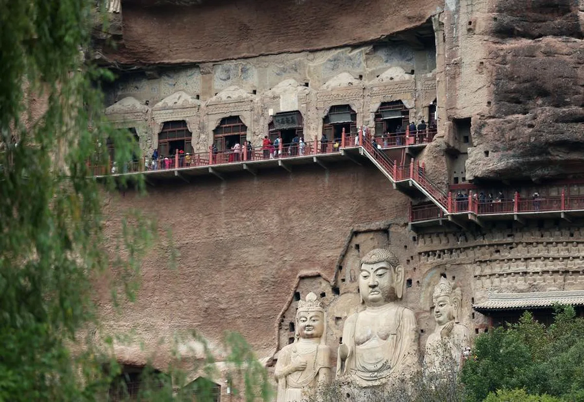 Albüm: Çin'in Maiji Dağı Mağaraları sonbahar manzarasıyla turistlerden yoğun ilgi görüyor