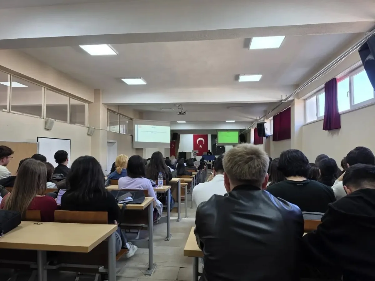Gediz MYO öğrencilerine sağlıklı yaşam ve güvenli ilişkiler eğitimi verildi
