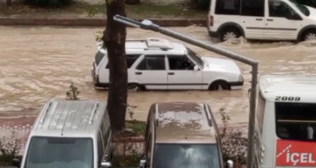 Mersin Silifke'de sağanak yolları göle çevirdi, araçlarda mahsur kalanlar kurtarıldı