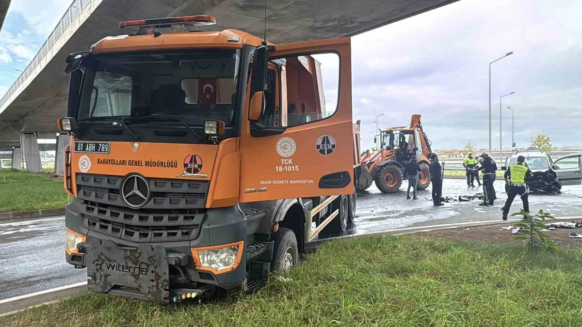 Rize Pazar'da kamyonla kafa kafaya çarpışan araçta baba ve kızı yaralandı