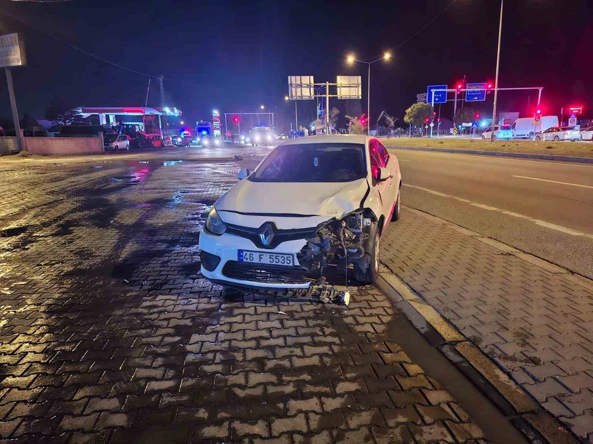 Bingöl'de otomobil ile motosiklet Kervansaray Kavşağı'nda çarpıştı, 2 kişi yaralandı