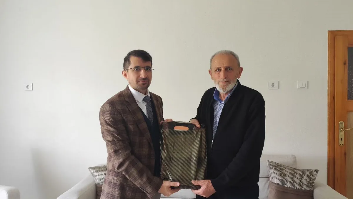Bayburt Aydıntepe'de emekli din görevlileri Müftülükçe evlerinde ziyaret edildi