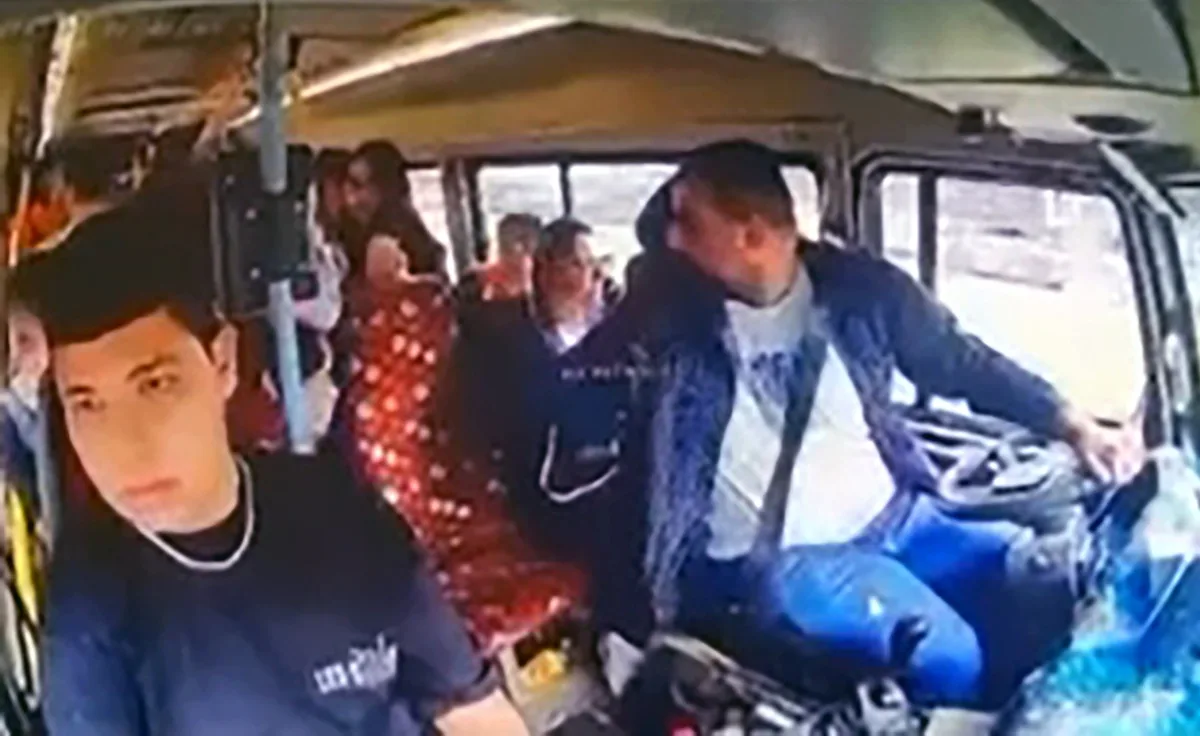 Adana'da konuşarak minibüs süren şoför dolmuşa çarptı, bazı yolcular hafif yaralandı