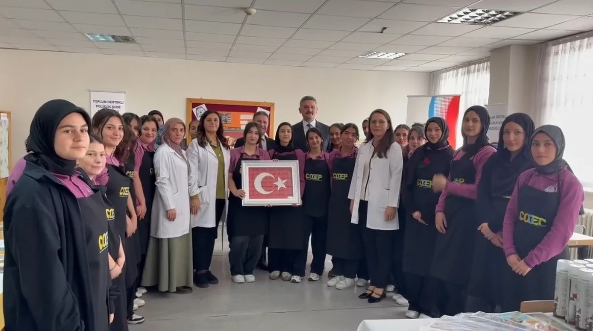 Erzincan'da ÇOGEP kapsamında lise öğrencilerine kâğıt rölyef kursu açıldı