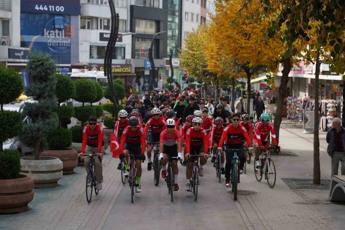 Bolu'da Cumhuriyet'in 103'üncü yılında bisiklet turu düzenlendi