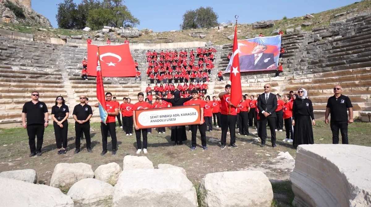 Osmaniye’de 103 öğrenci Cumhuriyet’in 103. yılını antik kentte kutladı
