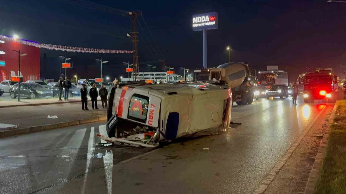 Çorum'da özel hastane ambulansı otomobille kavşakta çarpıştı, 6 kişi yaralandı