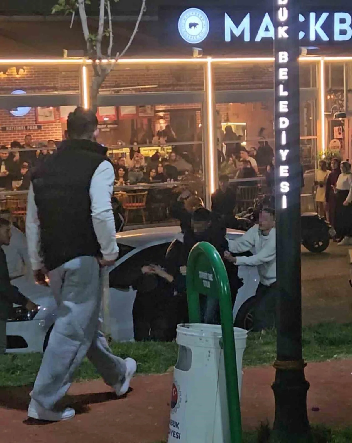 Karabük'te yumruk ve tekme kavgası kamerada kaydedildi, 1 kişi yaralandı