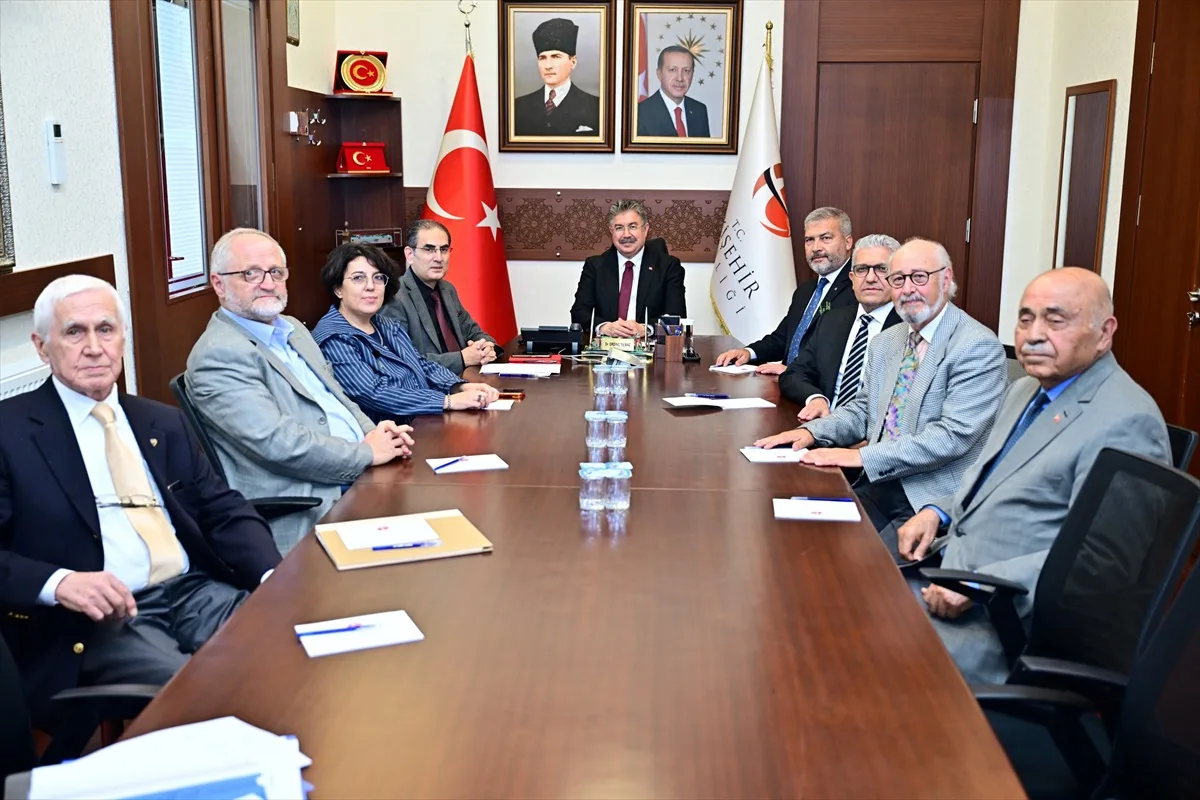 Eskişehir Valisi Erdinç Yılmaz, Yunus Emre Vakfı toplantısına başkanlık etti