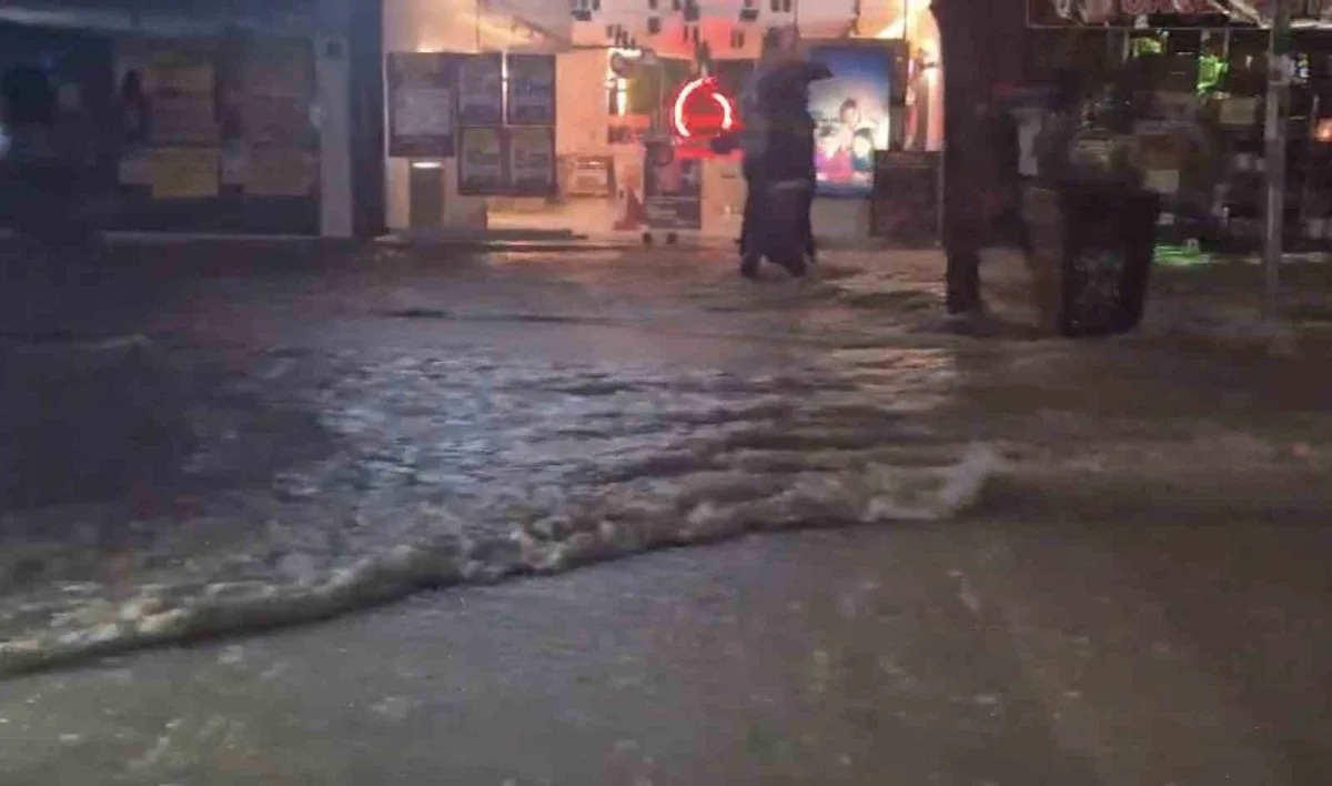 Elazığ'da sağanak cadde ve sokakları dereye çevirdi, ulaşımda aksamalar yaşandı
