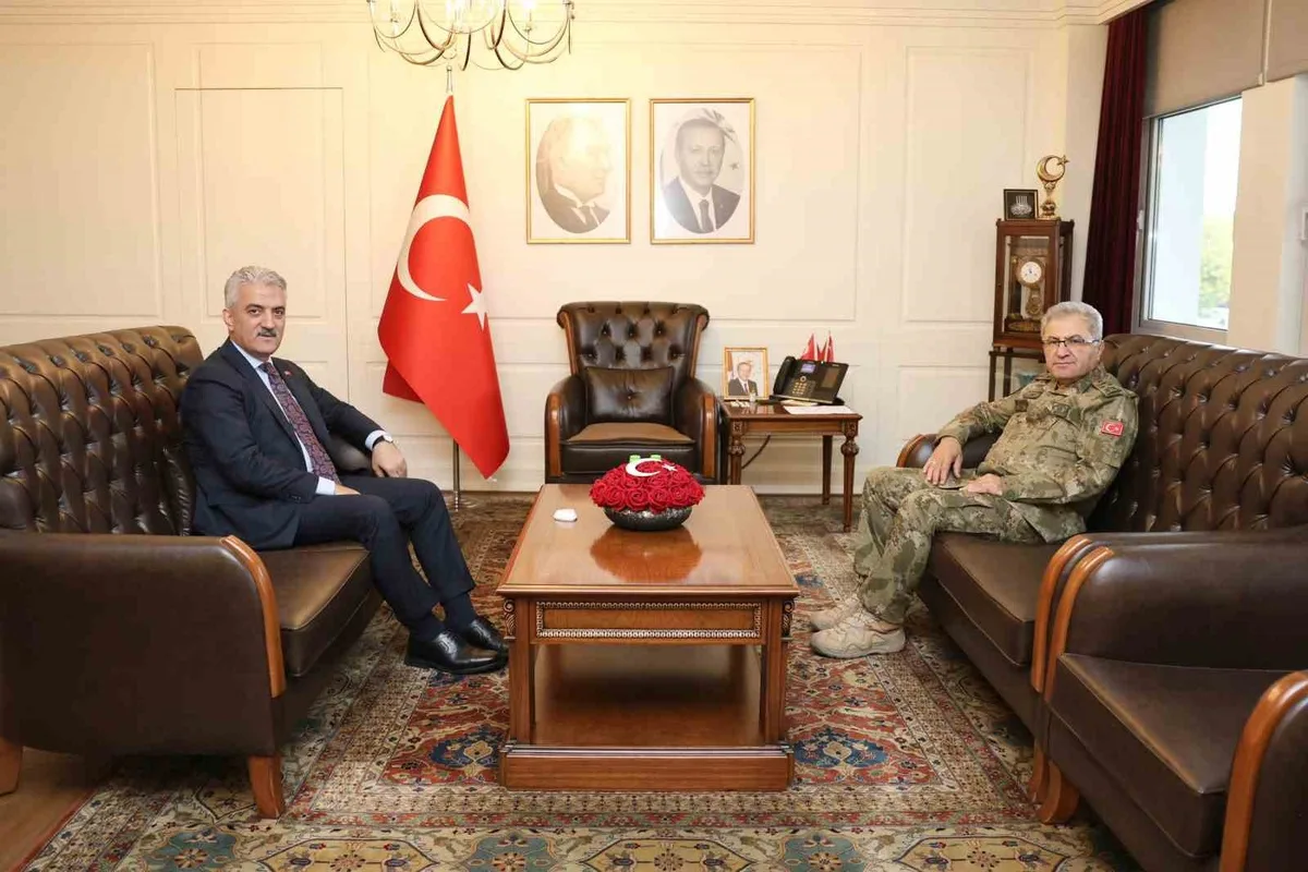 Orgeneral Metin Tokel, Düzce Valisi Mehmet Makas’a nezaket ziyaretinde bulundu